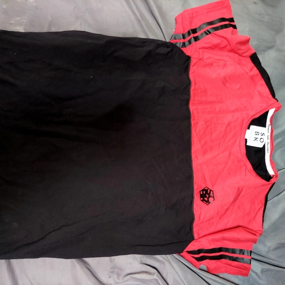 Shirt, size large in juniors. Black and red - Picture 1 of 2